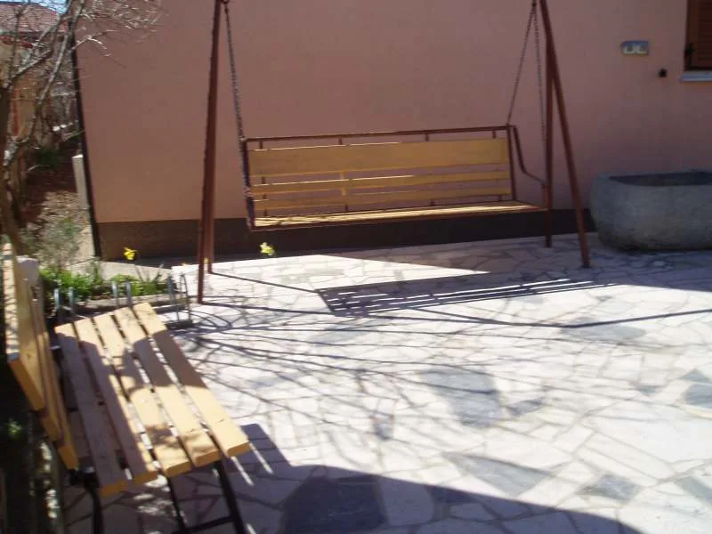 Dvorište Apartmana Orbanić s ljuljačkom