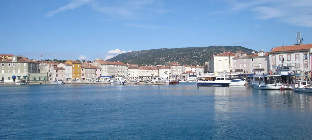 Luka grada Cresa i pogled prema staroj jezgri